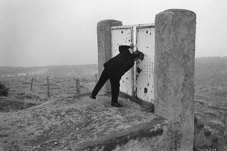 realisateur-Abbas-Kiarostami-photographie-Abbas-tournage-Gout-cerise-Teheran-Iran-1997_1_729_486.jpg